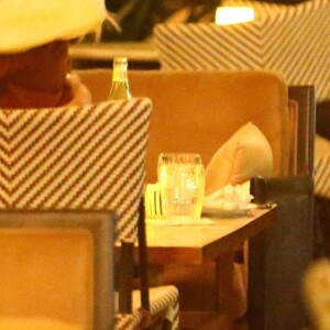 Exclusif - Justin Bieber et sa compagne Selena Gomez se câlinent et s'embrassent sur la terrasse d'un restaurant après avoir assisté à une messe nocturne à Beverly Hills, le 30 novembre 2017