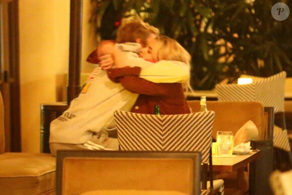 Exclusif - Justin Bieber et sa compagne Selena Gomez se câlinent et s'embrassent sur la terrasse d'un restaurant après avoir assisté à une messe nocturne à Beverly Hills, le 30 novembre 2017