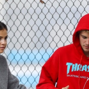 Selena Gomez et Justin Bieber font une balade à vélo dans les rues de Los Angeles le 1er novembre 2017