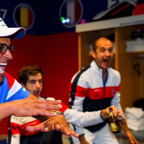 Yannick Noah, Pierre-Hugues Herbert, Xavier Moreau - L'équipe de France de tennis célèbre sa victoire contre l'équipe de tennis Belgique dans les vestiaires après la Finale de la coupe Davis au Stade Pierre Mauroy à Villeneuve d'Ascq, , le 26 novembre 2017. © Corinne Dubreuil/FFT/Bestimage