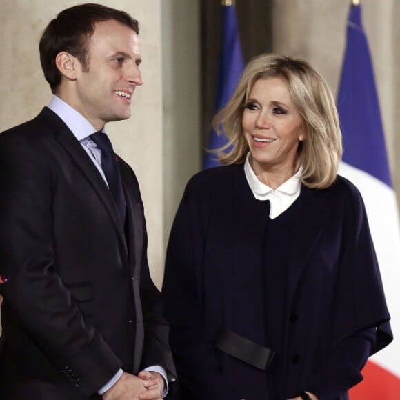 Laura Flessel (Ministre des Sports), le Président de la République Emmanuel Macron et sa femme Brigitte Macron (Trogneux) - Les championnes du monde de handall reçues par le Président de la République et sa femme au Palais de l'Elysée à Paris, le 17 décembre 2017. © Stéphane Lemouton/Bestimage