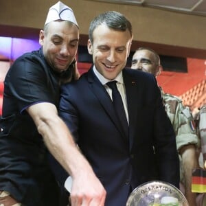 Emmanuel Macron, président de la République Française, dîne avec les soldats français de l'opération Barkhane sur la base militaire de Niamey. Le chef de l'Etat fête Noël avec quelques jours d'avance. Lors de ce grand dîner avec les soldats, organisé par Guillaume Gomez, chef des cuisines de l'Elysée, qui a fait le déplacement pour préparer le menu, les soldats ont offert un gâteau et un t-shirt au président pour son 40ème anniversaire. Niamey, le 22 décembre 2017. © Stéphane Lemouton/Bestimage