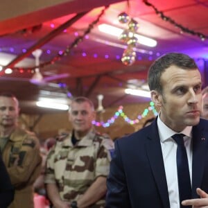 Emmanuel Macron, président de la République Française, dîne avec les soldats français de l'opération Barkhane sur la base militaire de Niamey. Le chef de l'Etat fête Noël avec quelques jours d'avance. Lors de ce grand dîner avec les soldats, organisé par Guillaume Gomez, chef des cuisines de l'Elysée, qui a fait le déplacement pour préparer le menu, les soldats ont offert un gâteau et un t-shirt au président pour son 40ème anniversaire. Niamey, le 22 décembre 2017. © Stéphane Lemouton/Bestimage