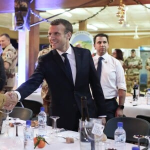 Emmanuel Macron, président de la République Française, dîne avec les soldats français de l'opération Barkhane sur la base militaire de Niamey. Le chef de l'Etat fête Noël avec quelques jours d'avance. Lors de ce grand dîner avec les soldats, organisé par Guillaume Gomez, chef des cuisines de l'Elysée, qui a fait le déplacement pour préparer le menu, les soldats ont offert un gâteau et un t-shirt au président pour son 40ème anniversaire. Niamey, le 22 décembre 2017. © Stéphane Lemouton/Bestimage