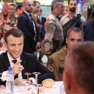 Emmanuel Macron, président de la République Française, dîne avec les soldats français de l'opération Barkhane sur la base militaire de Niamey. Le chef de l'Etat fête Noël avec quelques jours d'avance. Lors de ce grand dîner avec les soldats, organisé par Guillaume Gomez, chef des cuisines de l'Elysée, qui a fait le déplacement pour préparer le menu, les soldats ont offert un gâteau et un t-shirt au président pour son 40ème anniversaire. Niamey, le 22 décembre 2017. © Stéphane Lemouton/Bestimage