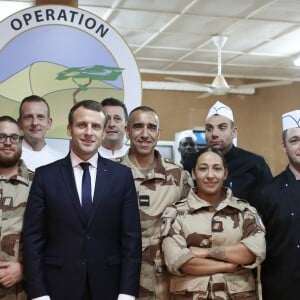 Emmanuel Macron, président de la République Française, dîne avec les soldats français de l'opération Barkhane sur la base militaire de Niamey. Le chef de l'Etat fête Noël avec quelques jours d'avance. Lors de ce grand dîner avec les soldats, organisé par Guillaume Gomez, chef des cuisines de l'Elysée, qui a fait le déplacement pour préparer le menu, les soldats ont offert un gâteau et un t-shirt au président pour son 40ème anniversaire. Niamey, le 22 décembre 2017. © Stéphane Lemouton/Bestimage