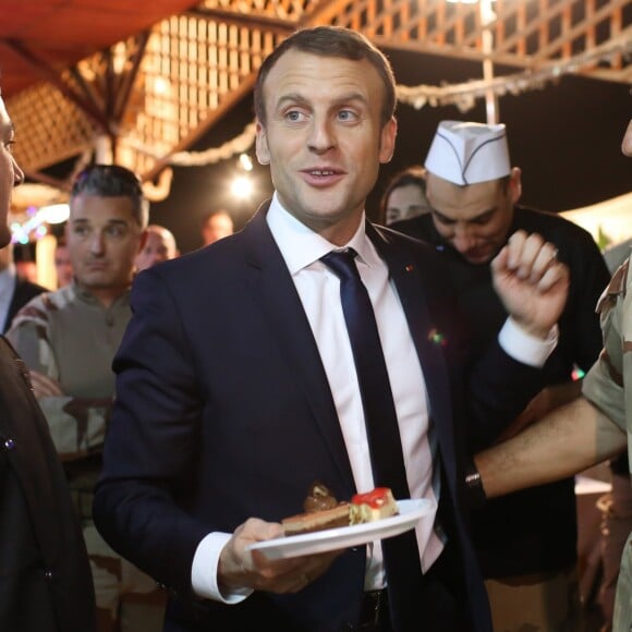 Emmanuel Macron, président de la République Française, dîne avec les soldats français de l'opération Barkhane sur la base militaire de Niamey. Le chef de l'Etat fête Noël avec quelques jours d'avance. Lors de ce grand dîner avec les soldats, organisé par Guillaume Gomez, chef des cuisines de l'Elysée, qui a fait le déplacement pour préparer le menu, les soldats ont offert un gâteau et un t-shirt au président pour son 40ème anniversaire. Niamey, le 22 décembre 2017. © Stéphane Lemouton/Bestimage