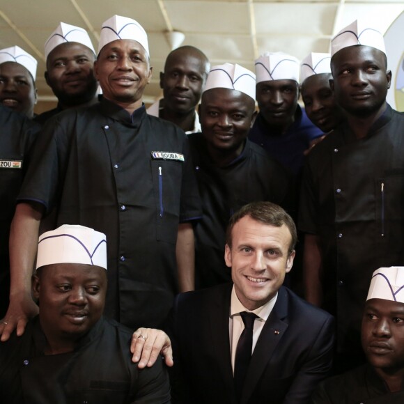 Emmanuel Macron, président de la République Française, dîne avec les soldats français de l'opération Barkhane sur la base militaire de Niamey. Le chef de l'Etat fête Noël avec quelques jours d'avance. Lors de ce grand dîner avec les soldats, organisé par Guillaume Gomez, chef des cuisines de l'Elysée, qui a fait le déplacement pour préparer le menu, les soldats ont offert un gâteau et un t-shirt au président pour son 40ème anniversaire. Niamey, le 22 décembre 2017. © Stéphane Lemouton/Bestimage