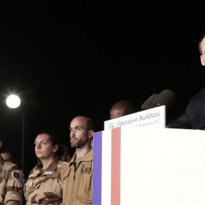 Emmanuel Macron, président de la République Française, dîne avec les soldats français de l'opération Barkhane sur la base militaire de Niamey. Le chef de l'Etat fête Noël avec quelques jours d'avance. Lors de ce grand dîner avec les soldats, organisé par Guillaume Gomez, chef des cuisines de l'Elysée, qui a fait le déplacement pour préparer le menu, les soldats ont offert un gâteau et un t-shirt au président pour son 40ème anniversaire. Niamey, le 22 décembre 2017. © Stéphane Lemouton/Bestimage