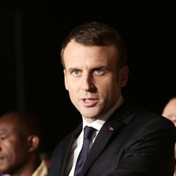 Emmanuel Macron, président de la République Française, dîne avec les soldats français de l'opération Barkhane sur la base militaire de Niamey. Le chef de l'Etat fête Noël avec quelques jours d'avance. Lors de ce grand dîner avec les soldats, organisé par Guillaume Gomez, chef des cuisines de l'Elysée, qui a fait le déplacement pour préparer le menu, les soldats ont offert un gâteau et un t-shirt au président pour son 40ème anniversaire. Niamey, le 22 décembre 2017. © Stéphane Lemouton/Bestimage