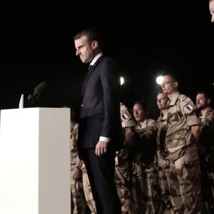 Emmanuel Macron, président de la République Française, dîne avec les soldats français de l'opération Barkhane sur la base militaire de Niamey. Le chef de l'Etat fête Noël avec quelques jours d'avance. Lors de ce grand dîner avec les soldats, organisé par Guillaume Gomez, chef des cuisines de l'Elysée, qui a fait le déplacement pour préparer le menu, les soldats ont offert un gâteau et un t-shirt au président pour son 40ème anniversaire. Niamey, le 22 décembre 2017. © Stéphane Lemouton/Bestimage