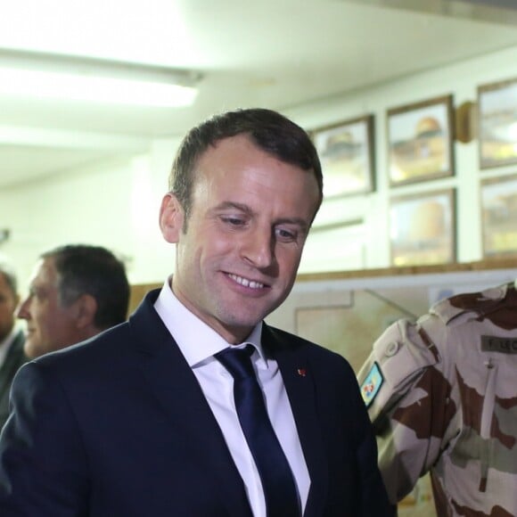 Emmanuel Macron, président de la République Française, accompagné par Florence Parly, ministre des Armées, rend visite aux soldats français de l'opération Barkhane sur la base militaire de Niamey. Le chef de l'Etat va fêter Noël avec quelques jours d'avance. Un grand dîner avec les soldats est organisé par Guillaume Gomez, chef des cuisines de l'Elysée, qui a fait le déplacement pour préparer le menu. Niamey, le 22 décembre 2017. © Stéphane Lemouton/Bestimage