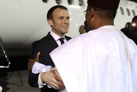Emmanuel Macron, président de la République Française, est accueilli par le président du Niger, Mahamadou Issoufou lors de son arrivée à l'aéroport de Niamey. Emmanuel Macron rend visite aux soldats français de l'opération Barkhane sur la base militaire de Niamey. Le chef de l'Etat va fêter Noël avec quelques jours d'avance. Un grand dîner avec les soldats est organisé par Guillaume Gomez, chef des cuisines de l'Elysée, qui a fait le déplacement pour préparer le menu. Niamey, le 22 décembre 2017. © Stéphane Lemouton/Bestimage