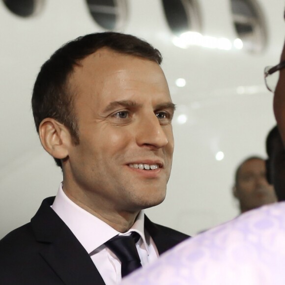 Emmanuel Macron, président de la République Française, est accueilli par le président du Niger, Mahamadou Issoufou lors de son arrivée à l'aéroport de Niamey. Emmanuel Macron rend visite aux soldats français de l'opération Barkhane sur la base militaire de Niamey. Le chef de l'Etat va fêter Noël avec quelques jours d'avance. Un grand dîner avec les soldats est organisé par Guillaume Gomez, chef des cuisines de l'Elysée, qui a fait le déplacement pour préparer le menu. Niamey, le 22 décembre 2017. © Stéphane Lemouton/Bestimage