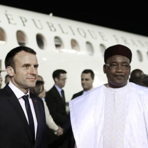 Emmanuel Macron, président de la République Française, est accueilli par le président du Niger, Mahamadou Issoufou lors de son arrivée à l'aéroport de Niamey. Emmanuel Macron rend visite aux soldats français de l'opération Barkhane sur la base militaire de Niamey. Le chef de l'Etat va fêter Noël avec quelques jours d'avance. Un grand dîner avec les soldats est organisé par Guillaume Gomez, chef des cuisines de l'Elysée, qui a fait le déplacement pour préparer le menu. Niamey, le 22 décembre 2017. © Stéphane Lemouton/Bestimage