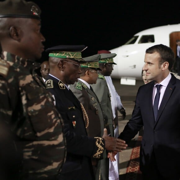 Emmanuel Macron, président de la République Française, est accueilli par le président du Niger, Mahamadou Issoufou lors de son arrivée à l'aéroport de Niamey. Emmanuel Macron rend visite aux soldats français de l'opération Barkhane sur la base militaire de Niamey. Le chef de l'Etat va fêter Noël avec quelques jours d'avance. Un grand dîner avec les soldats est organisé par Guillaume Gomez, chef des cuisines de l'Elysée, qui a fait le déplacement pour préparer le menu. Niamey, le 22 décembre 2017. © Stéphane Lemouton/Bestimage