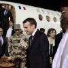 Emmanuel Macron, président de la République Française, est accueilli par le président du Niger, Mahamadou Issoufou lors de son arrivée à l'aéroport de Niamey. Emmanuel Macron rend visite aux soldats français de l'opération Barkhane sur la base militaire de Niamey. Le chef de l'Etat va fêter Noël avec quelques jours d'avance. Un grand dîner avec les soldats est organisé par Guillaume Gomez, chef des cuisines de l'Elysée, qui a fait le déplacement pour préparer le menu. Niamey, le 22 décembre 2017. © Stéphane Lemouton/Bestimage