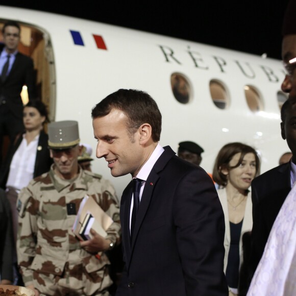 Emmanuel Macron, président de la République Française, est accueilli par le président du Niger, Mahamadou Issoufou lors de son arrivée à l'aéroport de Niamey. Emmanuel Macron rend visite aux soldats français de l'opération Barkhane sur la base militaire de Niamey. Le chef de l'Etat va fêter Noël avec quelques jours d'avance. Un grand dîner avec les soldats est organisé par Guillaume Gomez, chef des cuisines de l'Elysée, qui a fait le déplacement pour préparer le menu. Niamey, le 22 décembre 2017. © Stéphane Lemouton/Bestimage