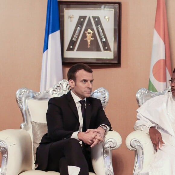 Emmanuel Macron, président de la République Française, rencontre le président du Niger, Mahamadou Issoufou dans le cadre de sa visite aux soldats français de l'opération Barkhane sur la base militaire de Niamey. Le chef de l'Etat va fêter Noël avec quelques jours d'avance. Un grand dîner avec les soldats est organisé par Guillaume Gomez, chef des cuisines de l'Elysée, qui a fait le déplacement pour préparer le menu. Niamey, le 22 décembre 2017. © Stéphane Lemouton/Bestimage