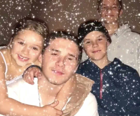 Harper et ses frères Brooklyn, Cruz et Romeo fêtent Noël. Décembre 2017.