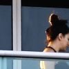 Exclusif - Eva Longoria, enceinte, avec son mari Jose Baston et un ami déjeunent sur leur terrasse à Miami, le 25 décembre 2017.