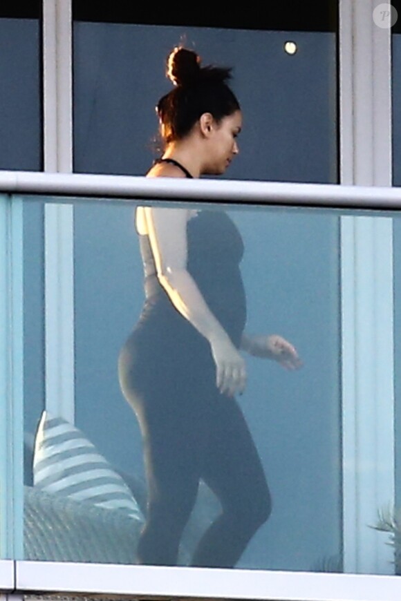 Exclusif - Eva Longoria, enceinte, avec son mari Jose Baston et un ami déjeunent sur leur terrasse à Miami, le 25 décembre 2017.