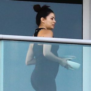 Exclusif - Eva Longoria, enceinte, avec son mari Jose Baston et un ami déjeunent sur leur terrasse à Miami, le 25 décembre 2017.