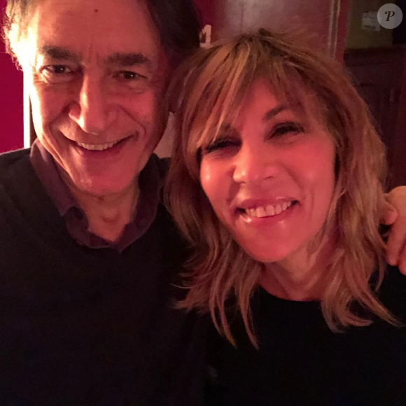 Richard Berry pose avec sa partenaire de théâtre Mathilde Seigner, le 31 décembre 2017.