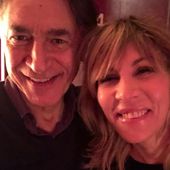 Richard Berry pose avec sa partenaire de théâtre Mathilde Seigner, le 31 décembre 2017.