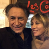 Richard Berry pose avec sa partenaire de théâtre Mathilde Seigner au restaurant Les Comédiens dans le 9e arrondissement de Paris, le 30 octobre 2017. C'est le restaurant où la comédienne a passé la nuit avant son arrestation.
