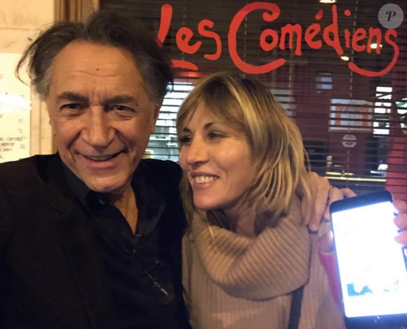 Richard Berry pose avec sa partenaire de théâtre Mathilde Seigner au restaurant Les Comédiens dans le 9e arrondissement de Paris, le 30 octobre 2017. C'est le restaurant où la comédienne a passé la nuit avant son arrestation.