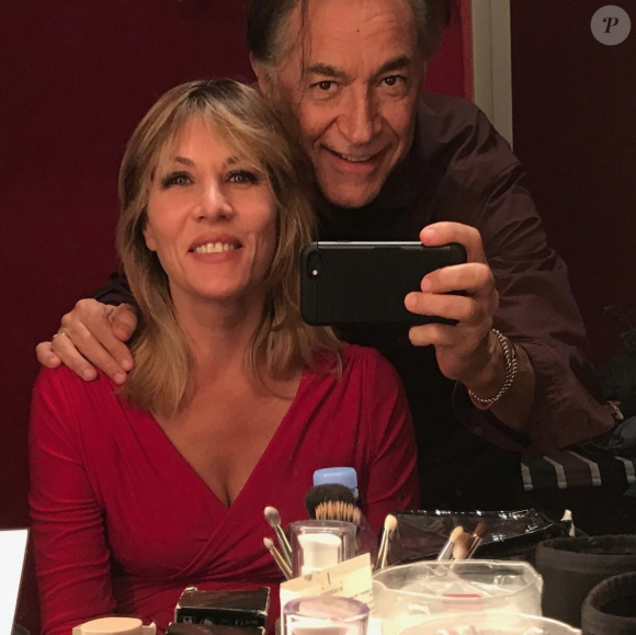 Mathilde Seigner et Richard Berry dans les loges du Théâtre de Paris, le 29 septembre 2017.