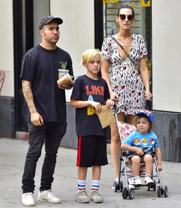 Exclusif - Pete Wentz avec sa compagne Meagan Camper et ses enfants Bronx Mowgli et Saint Lazslo, se promènent à New York, le 29 juin 2017.