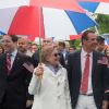 Hillary Clinton, son mari Bill Clinton et Andrew Cuomo (gouverneur de l'Etat de New York) participent à la parade du Memorial Day à Chappaqua, le 29 mai 2017.