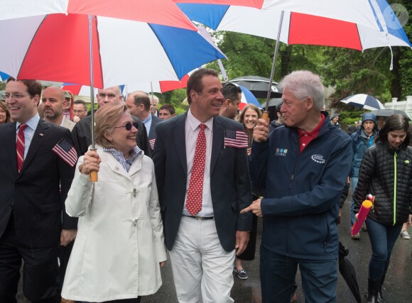 Hillary Clinton, son mari Bill Clinton et Andrew Cuomo (gouverneur de l'Etat de New York) participent à la parade du Memorial Day à Chappaqua, le 29 mai 2017.