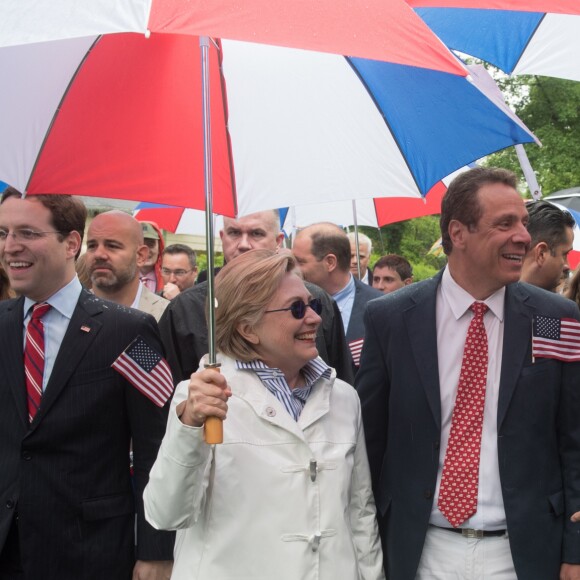 Hillary Clinton, son mari Bill Clinton et Andrew Cuomo (gouverneur de l'Etat de New York) participent à la parade du Memorial Day à Chappaqua, le 29 mai 2017.