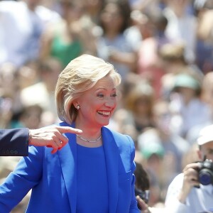 Présidentielle américaine: Hillary Clinton lance la deuxième phase de sa campagne accompagnée de son mari le président Bill Clinton et de sa fille Chelsea Clinton à New York le 13 juin 2015.