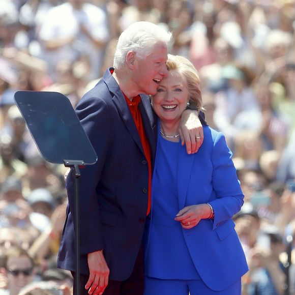 Présidentielle américaine: Hillary Clinton lance la deuxième phase de sa campagne accompagnée de son mari le président Bill Clinton et de sa fille Chelsea Clinton à New York le 13 juin 2015.