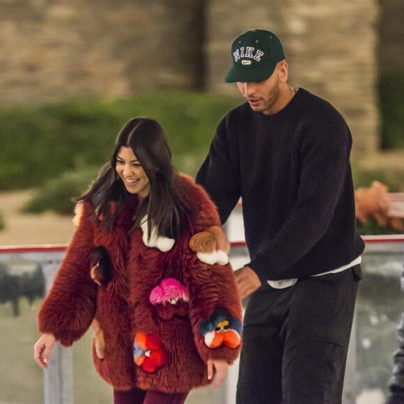 Kourtney Kardashian et sa fille Penelope avec son compagnon Younes Bendjima, Kim Kardashian et ses enfants North et Saint sont allées faire du patin à glace à Malibu le 23 decembre 2017.