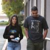 Kourtney Kardashian est aperçue main dans la main avec son compagnon Younes Bendjima dans la cours d'école d'arts martiaux de son fils M. à Los Angeles, le 6 décembre 2017.