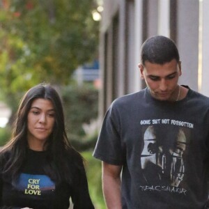 Kourtney Kardashian est aperçue main dans la main avec son compagnon Younes Bendjima dans la cours d'école d'arts martiaux de son fils M. à Los Angeles, le 6 décembre 2017.