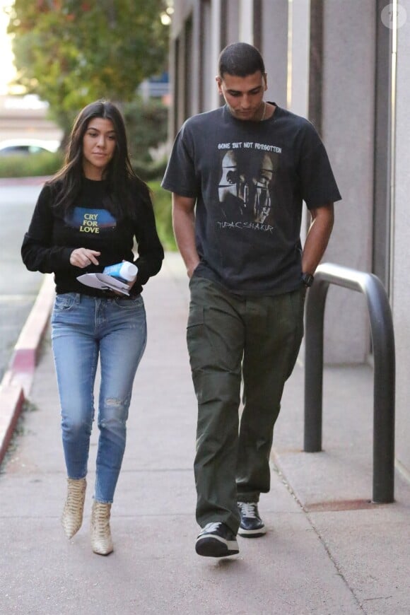Kourtney Kardashian est aperçue main dans la main avec son compagnon Younes Bendjima dans la cours d'école d'arts martiaux de son fils M. à Los Angeles, le 6 décembre 2017.