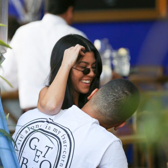 Kourtney Kardashian et son compagnon Younes Bendjima sont allés déjeuner au restaurant 'The Little Door' à Los Angeles, le 12 décembre 2017.