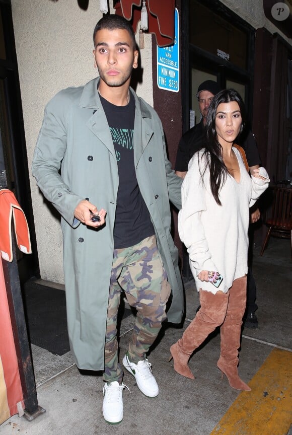 Younes Bendjima et sa compagne Kourtney Kardashian - Les célébrités arrivent à l'anniversaire de K. Kardashian au restaurant Carousel à Los Angeles, le 26 octobre 2017.