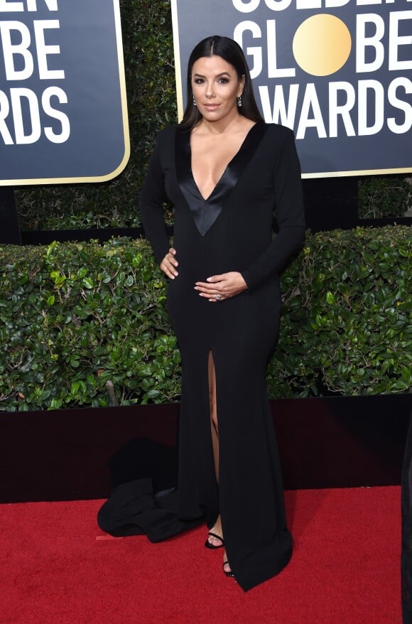 Eva Longoria (robe Genny), enceinte, sur le tapis rouge de la 75ème cérémonie des Golden Globe Awards au Beverly Hilton à Los Angeles, le 7 janvier 2018. © Chris Delmas/Bestimage
