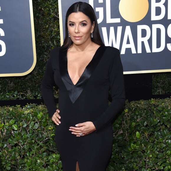 Eva Longoria (robe Genny), enceinte, sur le tapis rouge de la 75ème cérémonie des Golden Globe Awards au Beverly Hilton à Los Angeles, le 7 janvier 2018. © Chris Delmas/Bestimage