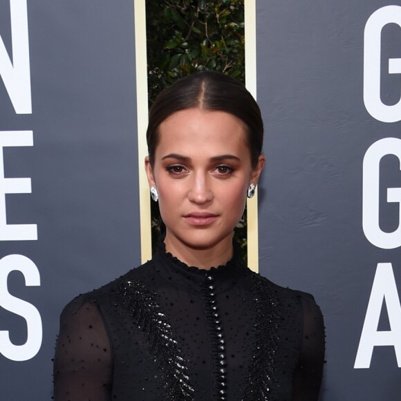 Alicia Vikander, habillée d'une robe et de sandales Louis Vuitton et de bijoux Bulgari - 75e cérémonie des Golden Globes à l'hôtel Beverly Hilton. Beverly Hills, le 7 janvier 2018.