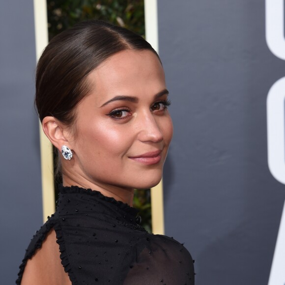 Alicia Vikander, habillée d'une robe et de sandales Louis Vuitton et de bijoux Bulgari - 75e cérémonie des Golden Globes à l'hôtel Beverly Hilton. Beverly Hills, le 7 janvier 2018.