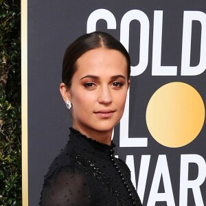 Alicia Vikander, habillée d'une robe et de sandales Louis Vuitton et de bijoux Bulgari - 75e cérémonie des Golden Globes à l'hôtel Beverly Hilton. Beverly Hills, le 7 janvier 2018.