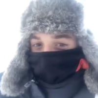 Hugo Clément, loin de la polémique, en pleine traversée du désert... sibérien